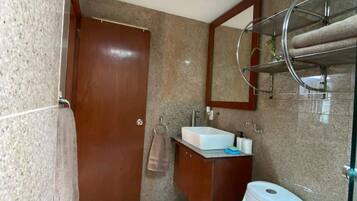 Suite Deluxe, balcón, vista a la ciudad | Baño | Regadera, toallas, jabón, shampoo