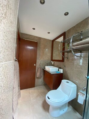 Deluxe Suite, Balcony, City View | Bathroom | Shower, towels, soap, shampoo - Casa Frida Condesa (Mexico City)