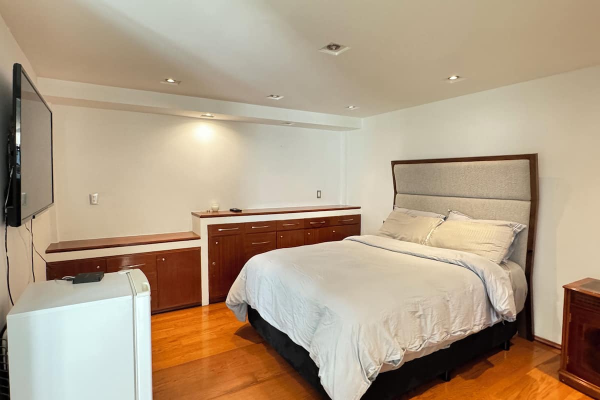 1 slaapkamer, een strijkplank/strijkijzer, gratis wifi
