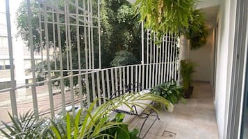 Suíte luxo, sacada, vista para a cidade | 1 quarto, ferros/tábuas de passar roupa, Wi-Fi de cortesia