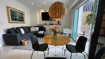 Suíte luxo, sacada, vista para a cidade | 1 quarto, ferros/tábuas de passar roupa, Wi-Fi de cortesia