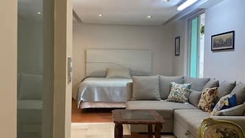 Suite Deluxe, balcón, vista a la ciudad | 1 habitación, tabla de planchar con plancha y wifi gratis