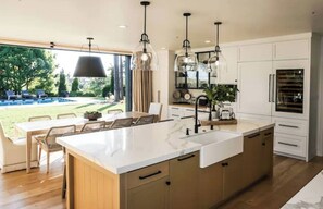 冷蔵庫、電子レンジ、オーブン、コンロ