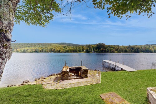 Lakehouse, waterfront, dock, kayaks, wifi, grill, outdoor dining, ping-pong, w/d