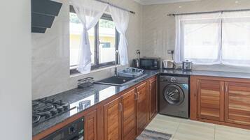 Lemari es besar, microwave, oven, dan kompor