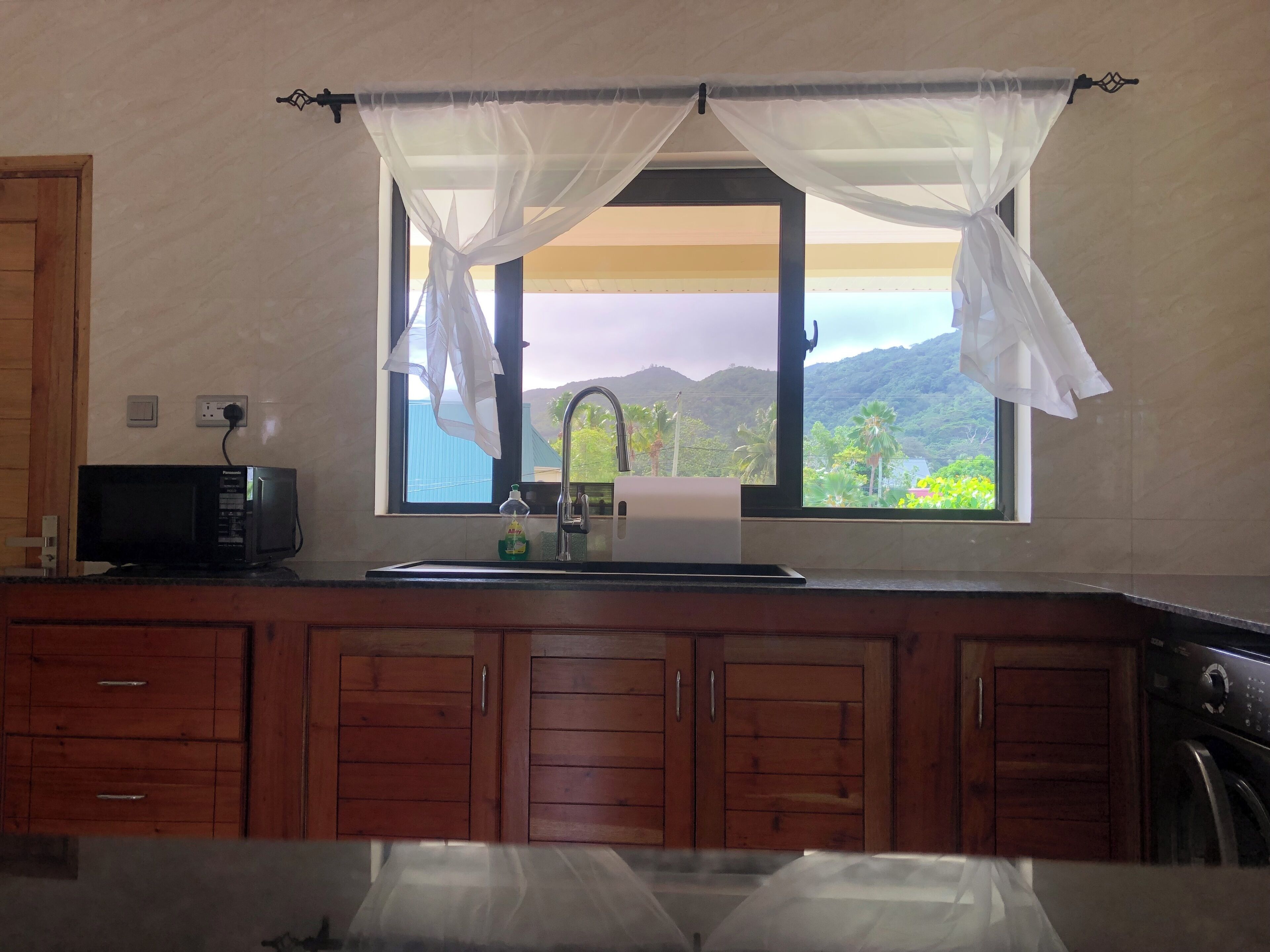 Full-sized fridge, microwave, oven, stovetop