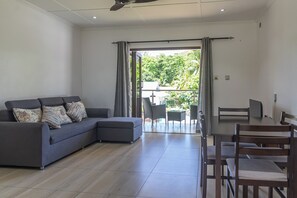 Apartamento Deluxe, 2 habitaciones, vistas al mar | Zona de estar | Una Smart TV