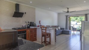 Una cocina moderna con una isla central, armarios de madera y estufa integrada.