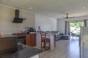 Geladeira grande, micro-ondas, fogão, cooktop