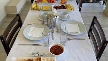 Daily continental breakfast (EUR 15 per person)