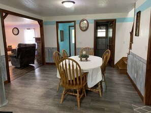 Dining - Peaceful Meadows - Peaceful Meadows (Flat Rock)