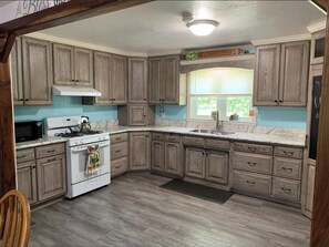 冰箱、微波炉、烤箱、炉灶