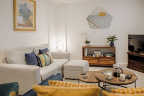 House, City View | Living area | Flat-screen TV - Stunning 2 BD with Patio & Free Parking (Cheltenham)