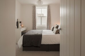 House, City View | Iron/ironing board, free WiFi - Stunning 2 BD with Patio & Free Parking (Cheltenham)