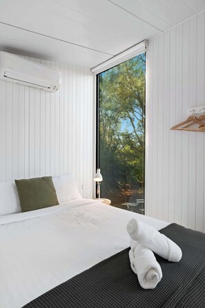 1 bedroom, WiFi, bed sheets - Orange 1 by Tiny Away (Woori Yallock)