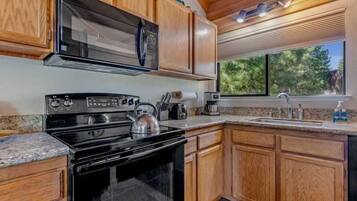 ثلاجة، ميكروويف، فرن، موقد طهي مسطح