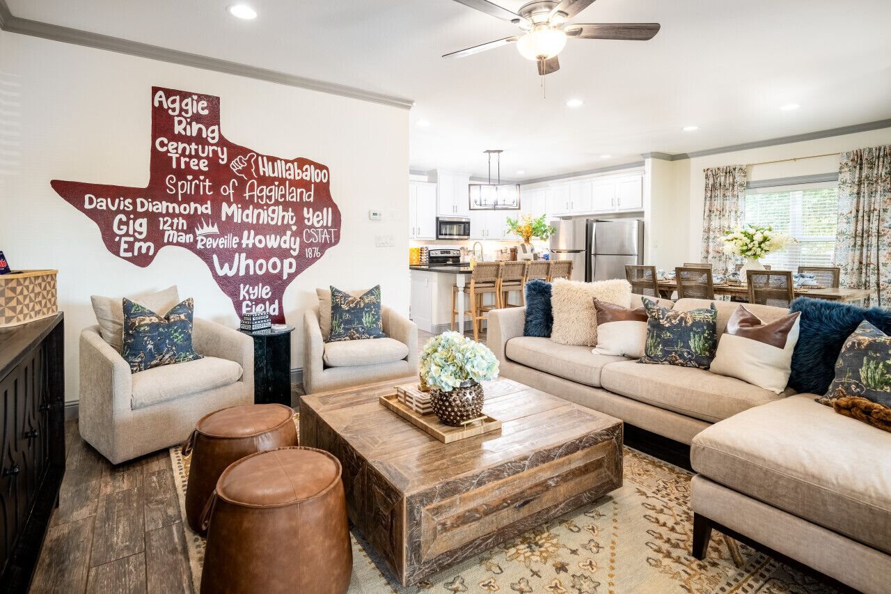 Gallop & Gig'em Getaway 5 BR/5.5 Bathroom Retreat, 1 Mile to Kyle Field, Backyard, Grill