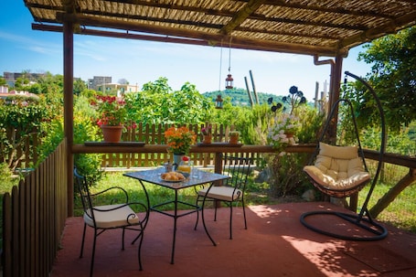 Outdoor dining. Charming 1-bedroom house with AC, WiFi in enjoyable Barano D'ischia