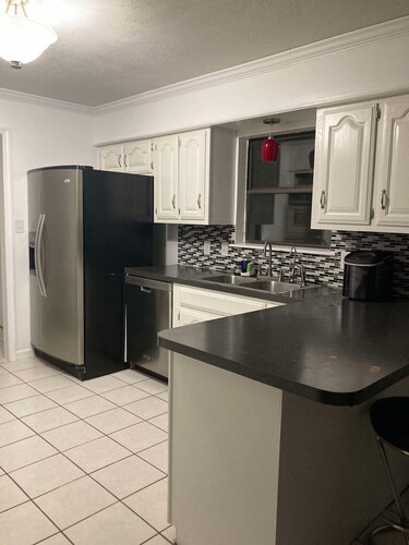 "Charming Escape: King & Queen Beds in a Quiet Neighborhood!