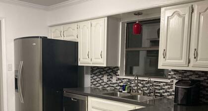 "Charming Escape: King & Queen Beds in a Quiet Neighborhood!