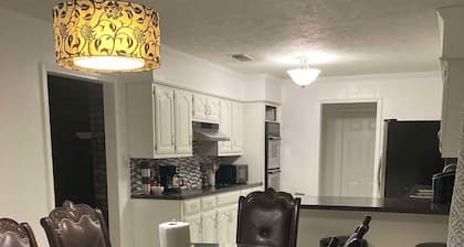 "Charming Escape: King & Queen Beds in a Quiet Neighborhood!