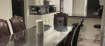 "Charming Escape: King & Queen Beds in a Quiet Neighborhood!