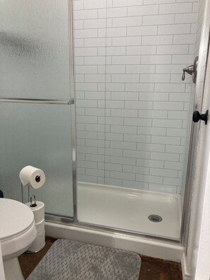 シャワー、タオル、石鹸、シャンプー