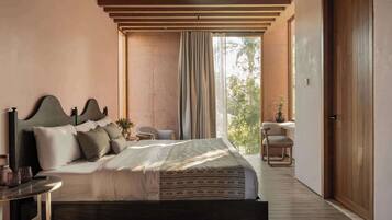 8 bedrooms, desk, iron/ironing board, travel crib