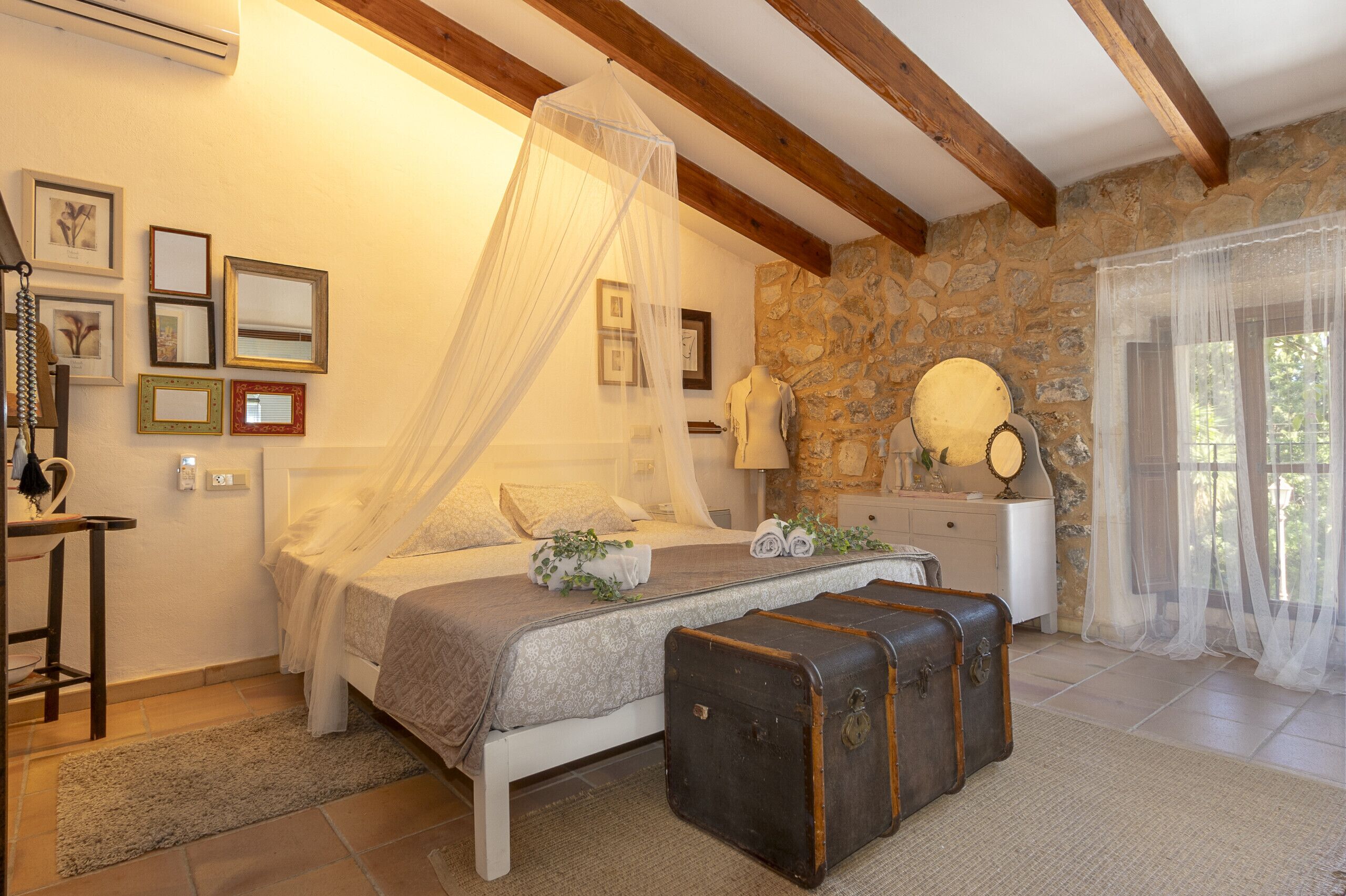 5 bedrooms, desk, iron/ironing board, free WiFi