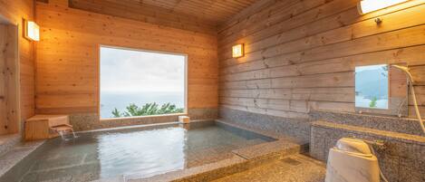 Villa, niet-roken, terras (UTO Large bath) | Badkamer | Gratis toiletartikelen, een haardroger, badjassen, handdoeken