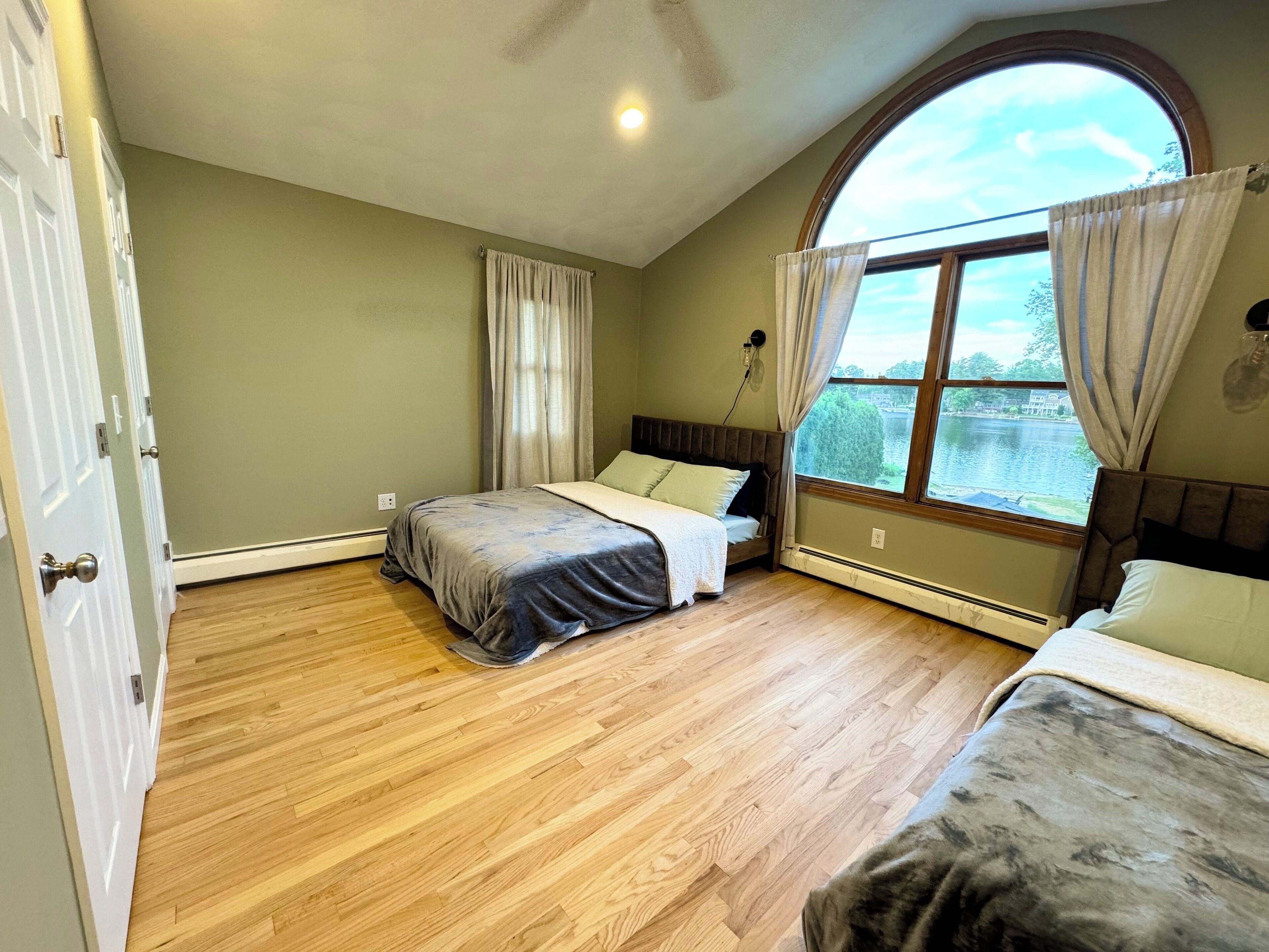 4 bedrooms, iron/ironing board, free WiFi, bed sheets