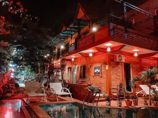 Kamar Double Deluks, pemandangan kolam renang | Didekorasi berbeda-beda, meja kerja, tirai kedap cahaya, dan kedap suara