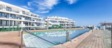 Una piscina al aire libre