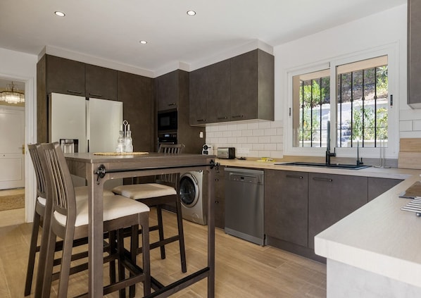 Private kitchen - Villa Alpetona | Pool - garden - terrace (Mijas Costa)