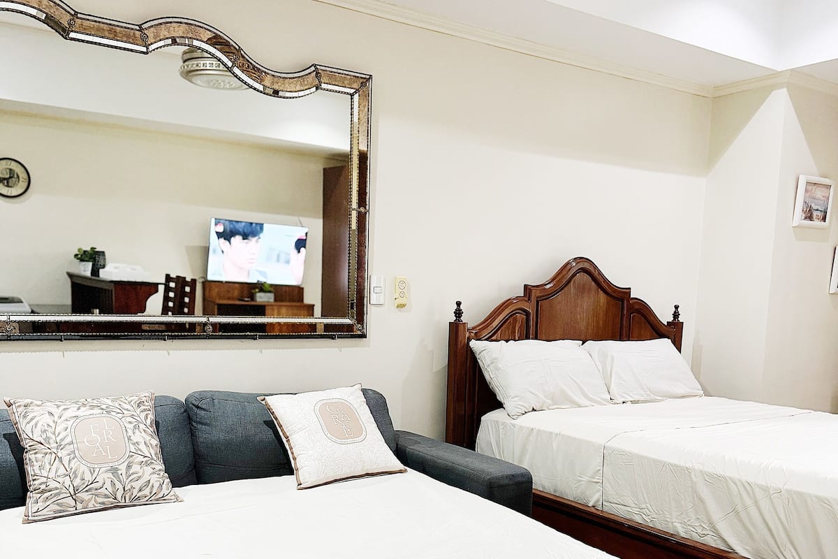 Deluxe Studio Suite | Blackout curtains, iron/ironing board, free WiFi