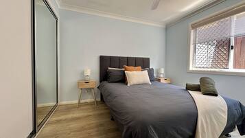 1 habitación, tabla de planchar con plancha, wifi y ropa de cama
