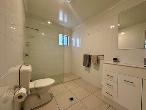 Dutxa, assecador de cabells, tovalloles i sabó 