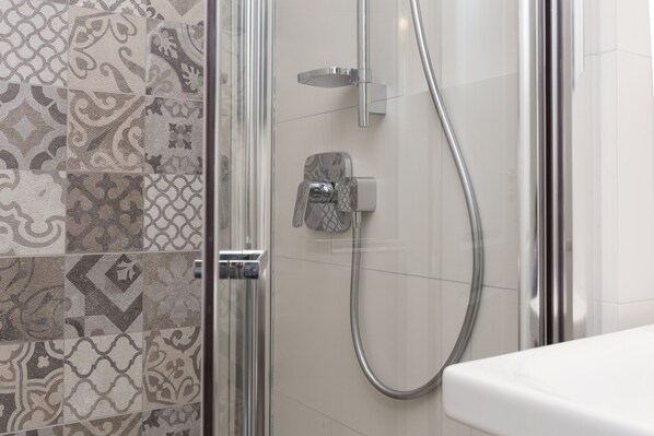 Haartrockner, Handtücher, Seife, Toilettenpapier