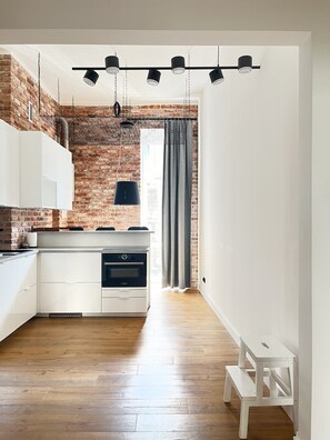 Kühlschrank, Ofen, Geschirrspüler, Wasserkocher mit Kaffee-/Teezubehör