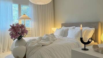 5 slaapkamers, een strijkplank/strijkijzer, wifi (toeslag), beddengoed