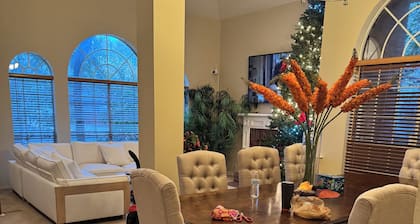 PRIVATE POOL & HOTTUB. SEA WORLD AREA . BEAUTIFULHOME ROYALOAK VILLAGE