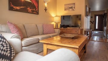 Televisión y chimenea