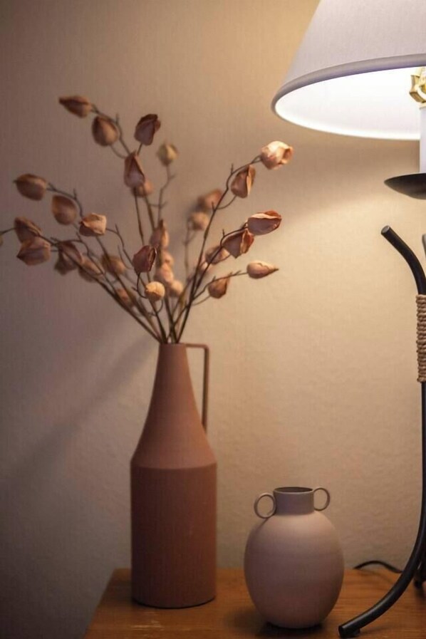 A vase with dried flowers on a wooden table next to a lamp. - Moab Rim Views, Pool, Decks, Steps to Hiking & Trails – Sleeps 6 (Moab)