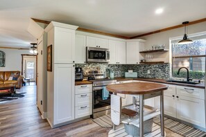 Fridge, microwave, oven, stovetop - Pet-Friendly Granbury Home w/ Yard, Near Downtown! (Granbury)