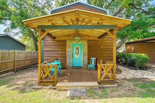 Pet-Friendly Granbury Home w/ Yard, Near Downtown!