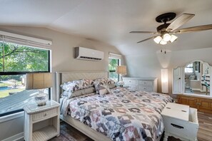 3 bedrooms, iron/ironing board, WiFi, bed sheets - Pet-Friendly Granbury Home w/ Yard, Near Downtown! (Granbury)
