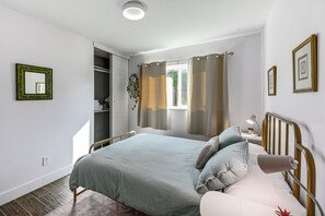 3 bedrooms, desk, iron/ironing board, travel cot - Outdoor Pool & Fire Pit: Modern Austin Home (Austin)