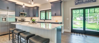 Fire Pit & Lake Views: Cozy Crooked River Retreat!