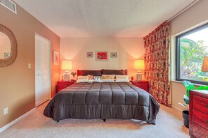2 habitaciones, escritorio y tabla de planchar con plancha 