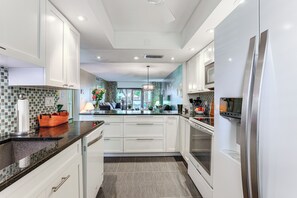 Refrigerador, microondas, placa de cocina, lavavajillas